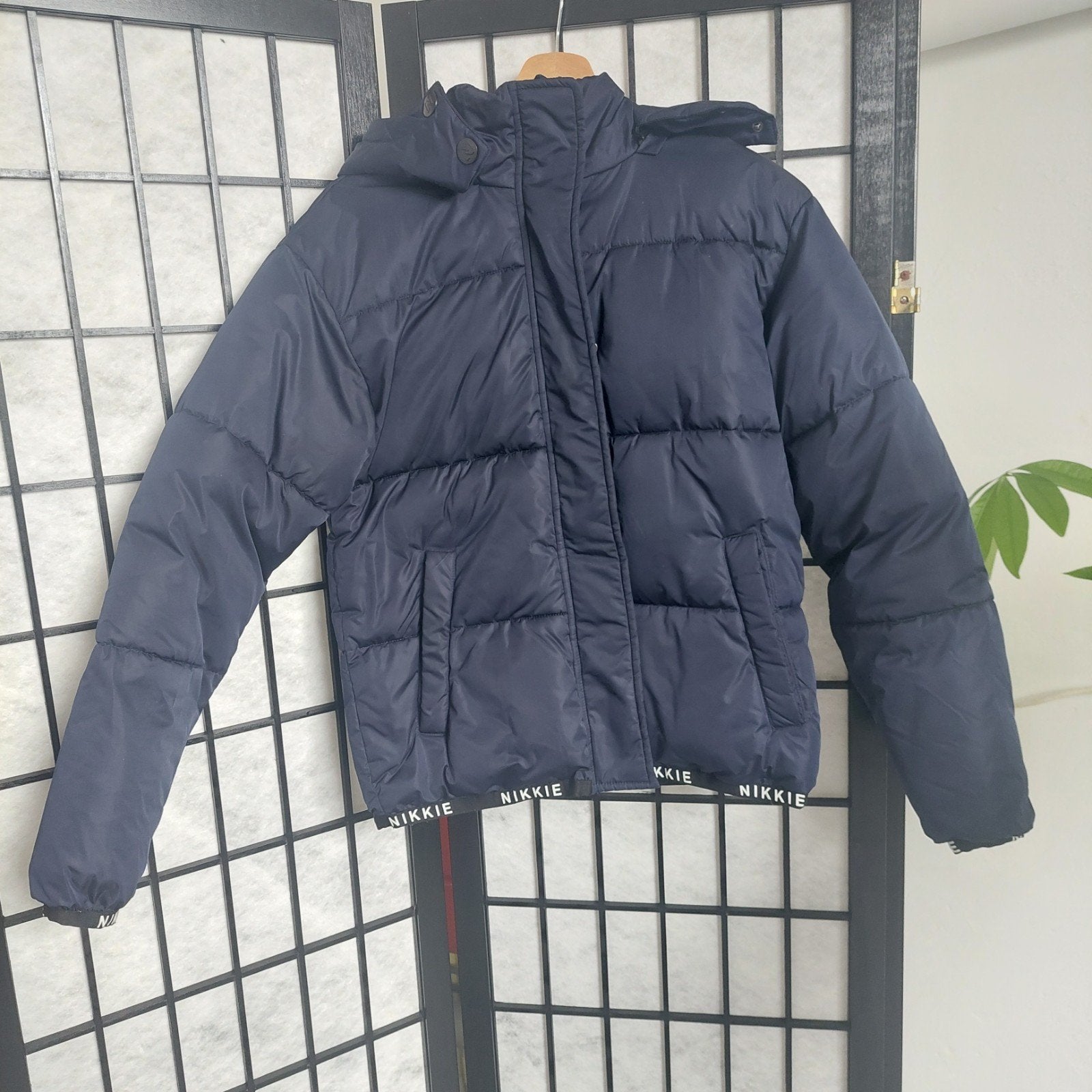 donkerblauwe winterjas xs/ 32 merk nikkie puffer, Kleding | Dames, Ophalen of Verzenden