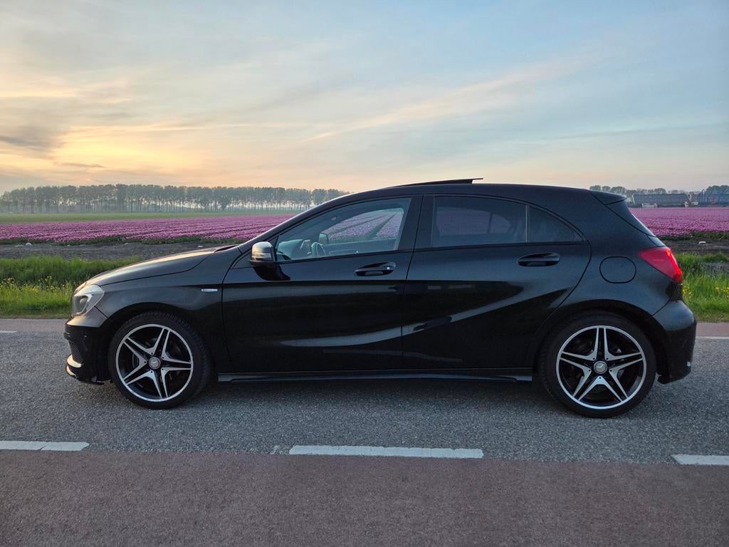 Mercedes A Klasse A180 AUT 170PK AMG NIGHT PANO XENON NAP NL, Auto's, Mercedes-Benz, 4 cilinders, Zwart, Lichtsensor, Particulier
