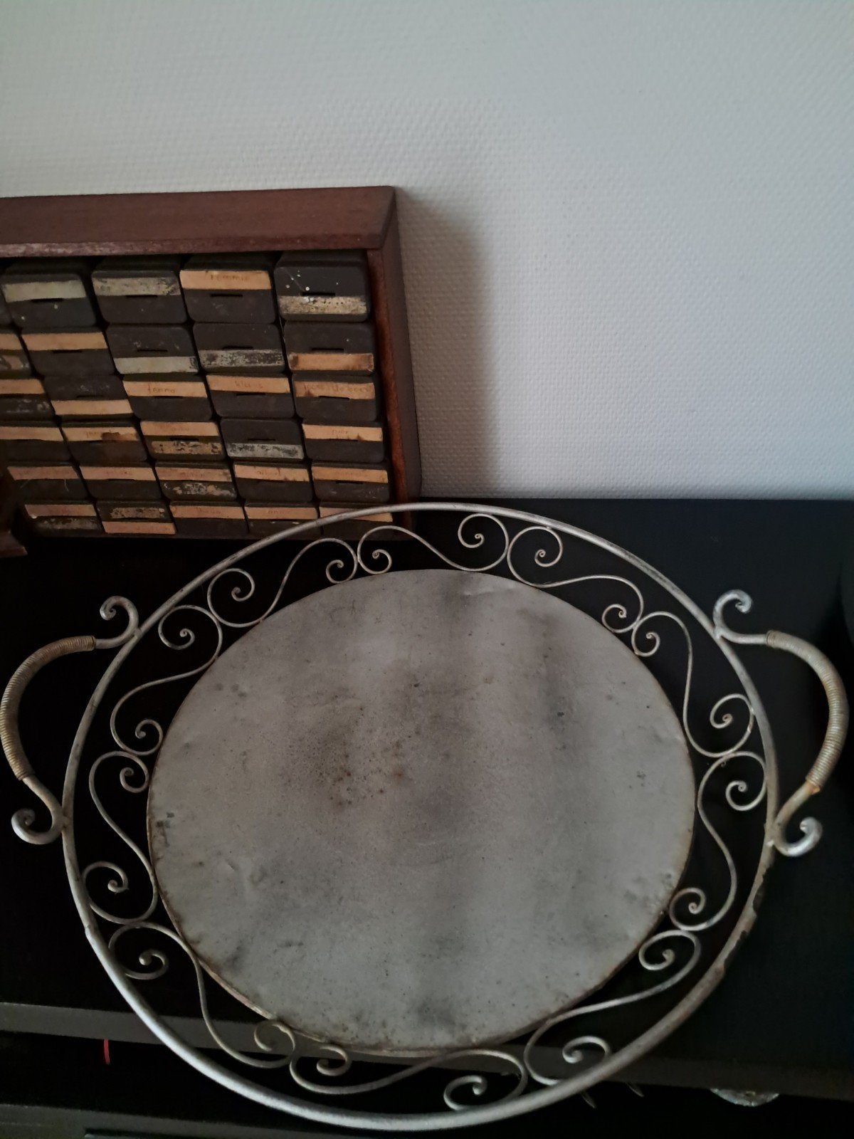 Decoratief dienblad van metaal met krullen, Ophalen of Verzenden, Rond, Metaal
