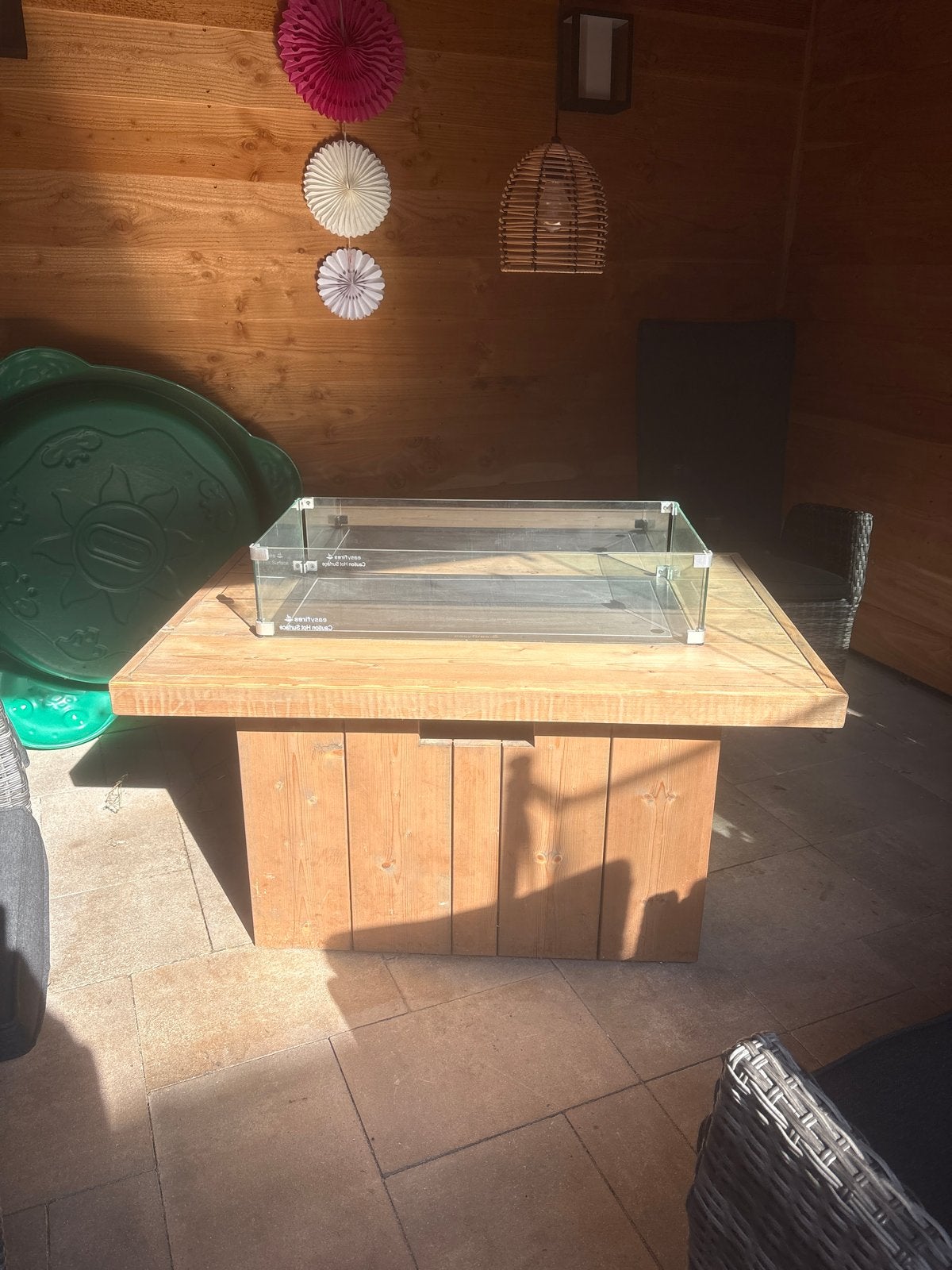 Houten vuurtafel met glazen ombouw, Ophalen, Zo goed als nieuw, Vuurkorf
