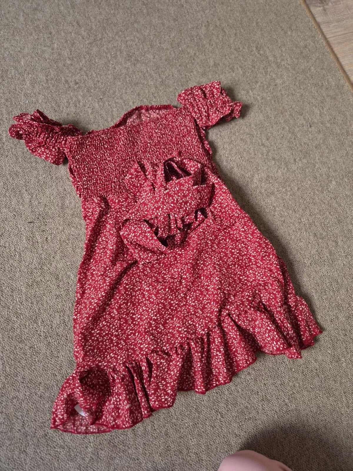 Zomerse rode jurk xs met bloemenprint en ruches, Ophalen of Verzenden, Zo goed als nieuw, Maat 36 (S), Boven de knie