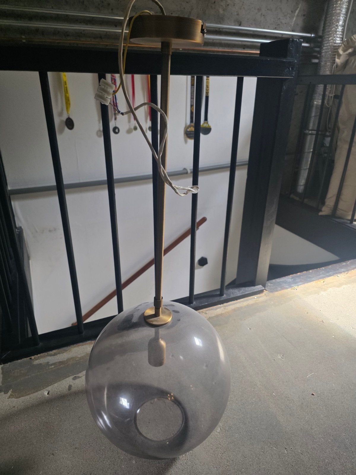 Hanglamp Finn met glazen bol, in hoogte verstelbaar, Huis en Inrichting, Gebruikt, Modern, Industrieel, Glas, E27 (groot)