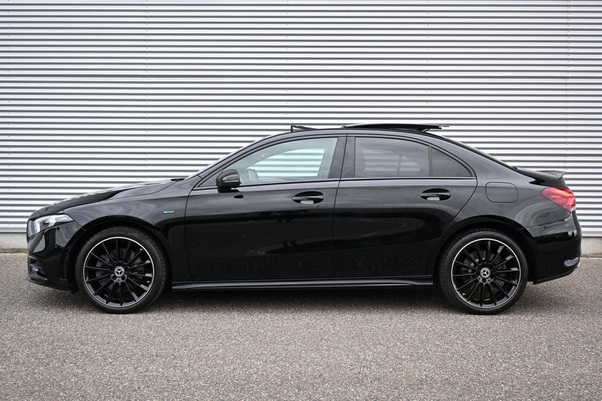 Mercedes-Benz A-Klasse 250 e AMG Night pakket | Burmester |, Auto's, Gebruikt, 4 cilinders, Automatische klimaatregeling, Zwart