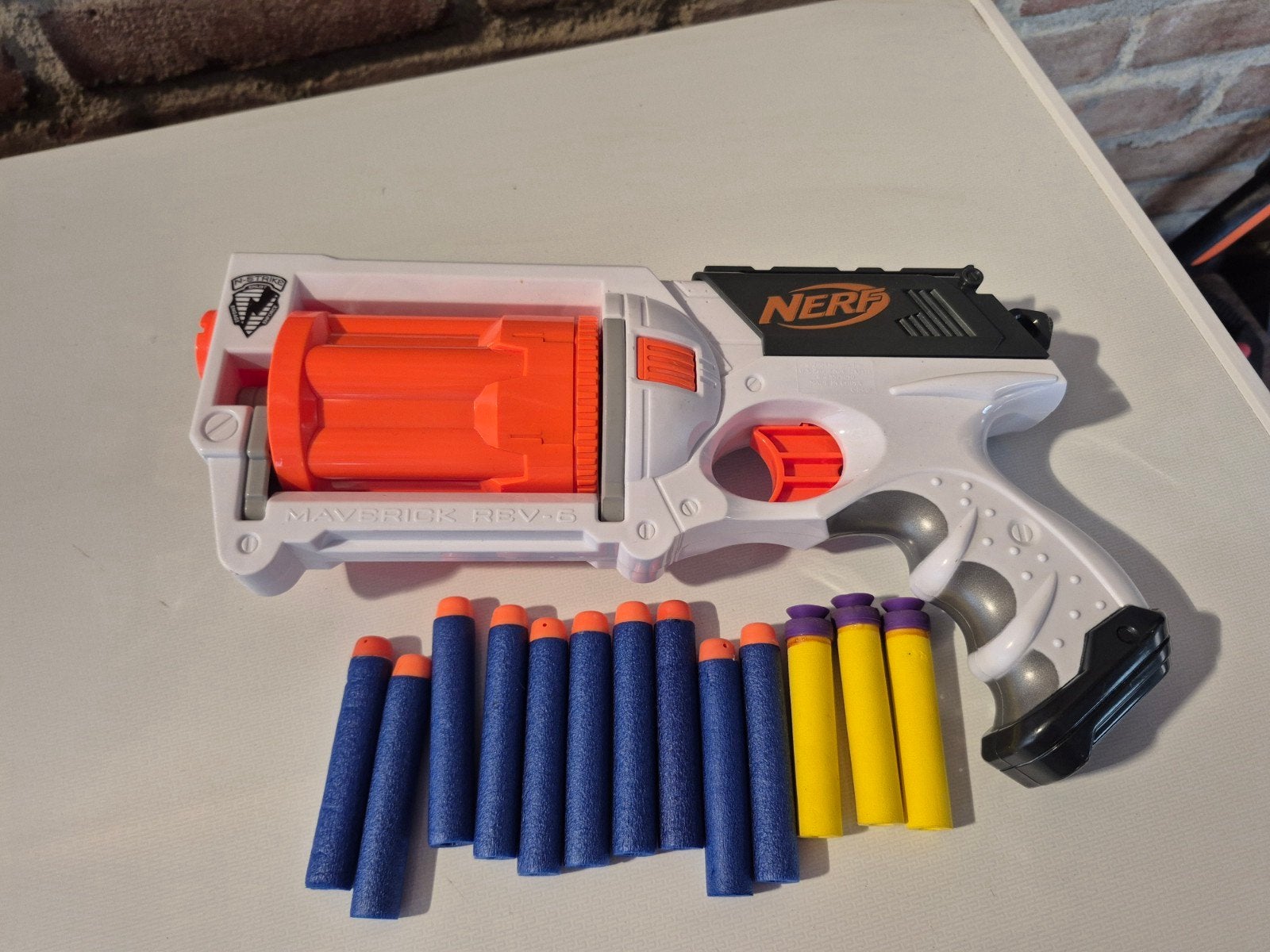 Nerf N-Strike Maverick REV-6 blaster. Incl pijlen pistool, Ophalen of Verzenden, Zo goed als nieuw