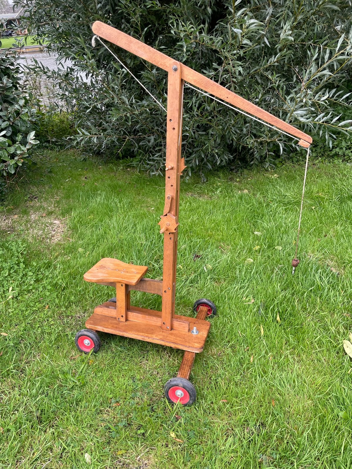 Houten speelgoedhijskraan met wielen en zitje, Ophalen, Gebruikt