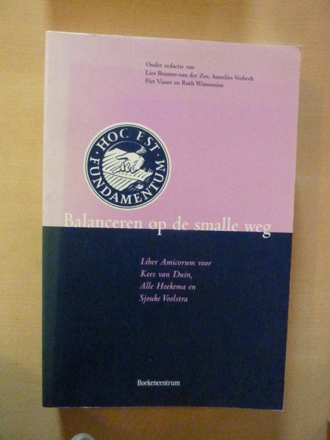 L. Brussee-vd Zee - Balanceren op de smalle weg, Boeken, Verzenden, Zo goed als nieuw