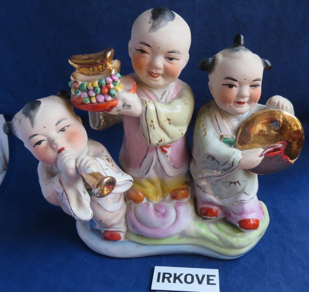 CHINEES BEELD * ZOTJES MET GESCHENKEN * Porselein *, Groep mensen, Minder dan 20 cm, Verzenden, Steen of Keramiek