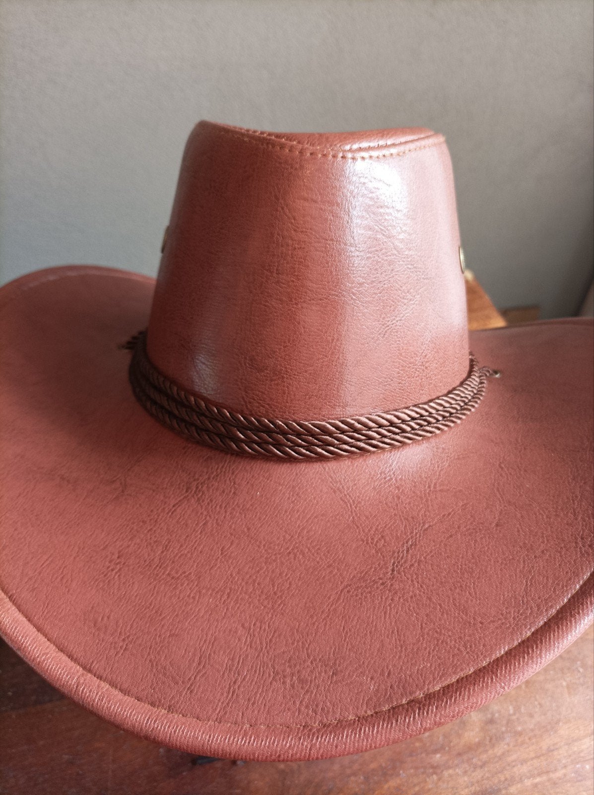 Western hoed 58 cm van imitatie leer., Kleding | Dames, Hoeden en Petten, Ophalen of Verzenden, Zo goed als nieuw, 58 cm (L, 7¼ inch) of meer