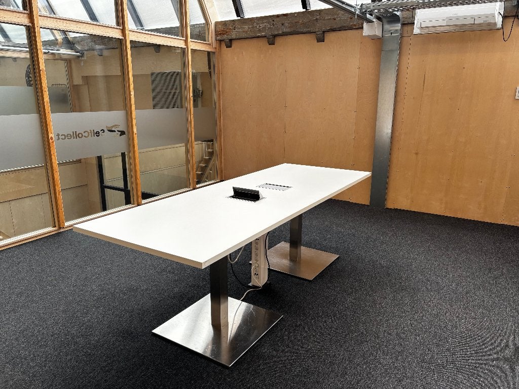 Grote witte vergadertafel met ingebouwde stroompunten, Ophalen, Gebruikt, 200 cm of meer, 200 cm of meer