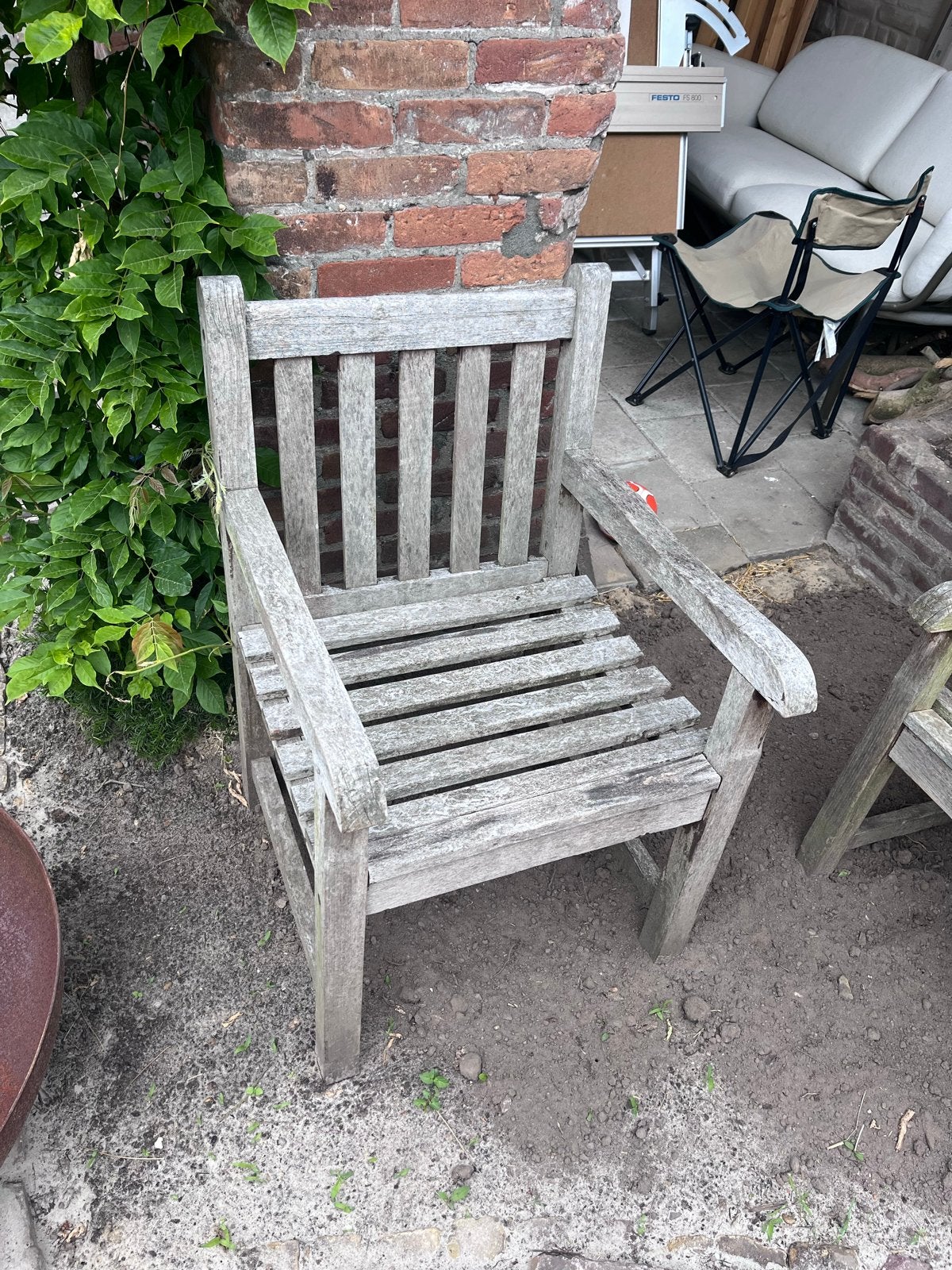 Twee degelijke houten tuinstoelen (1 met losse latjes), Ophalen, Gebruikt, Hout