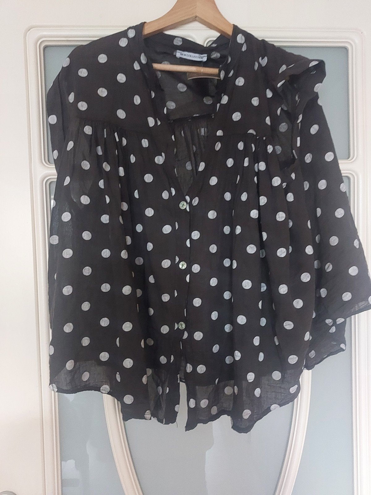 Lidia Zwarte Blouse met Witte Stippen - Maat 48/50, Kleding | Dames, Ophalen of Verzenden, Zo goed als nieuw, Maat 46/48 (XL) of groter