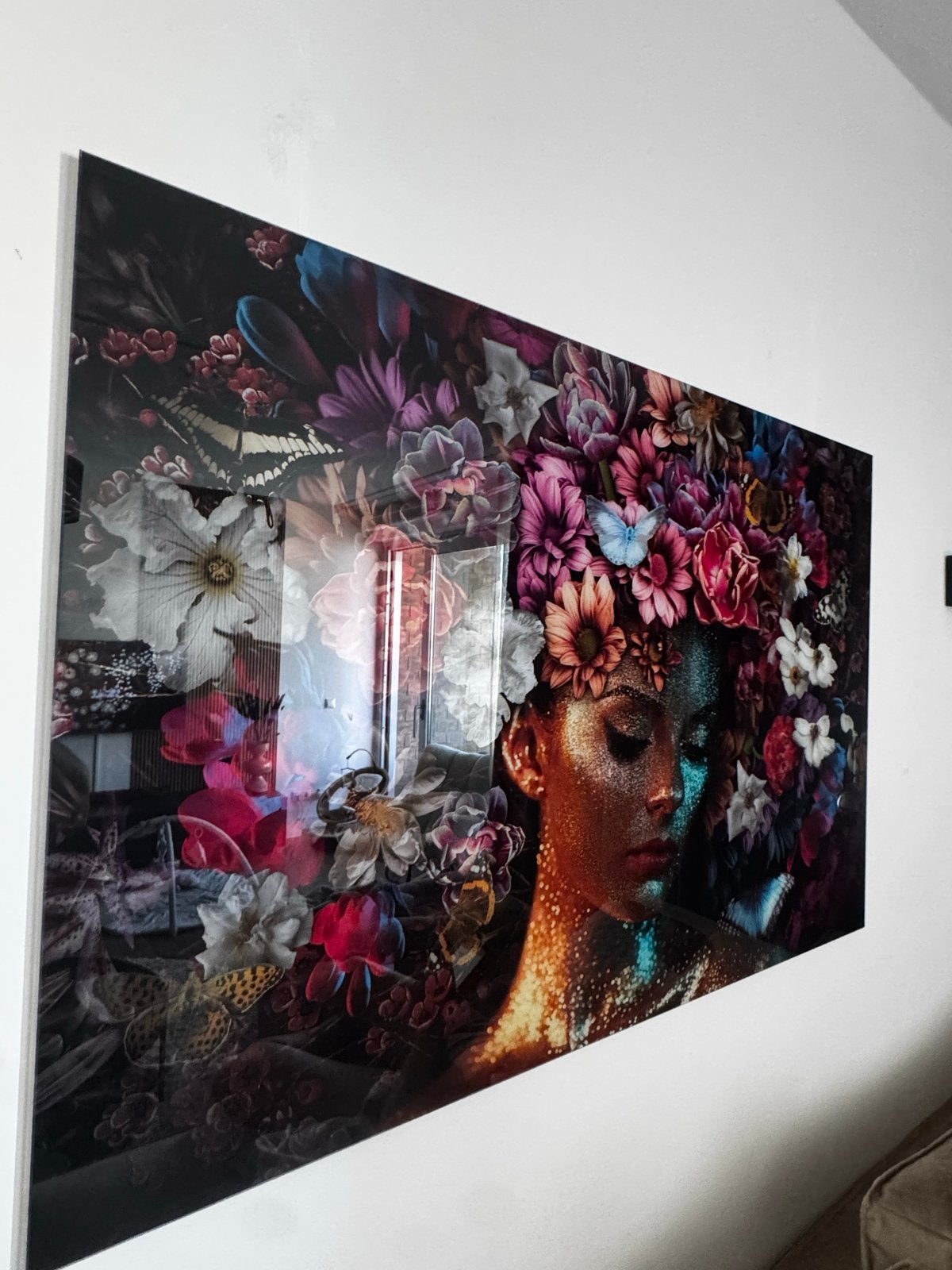 Glasschilderij Vrouw met Bloemen en Vlinders, Glas, Ophalen of Verzenden, Print, Bloemen