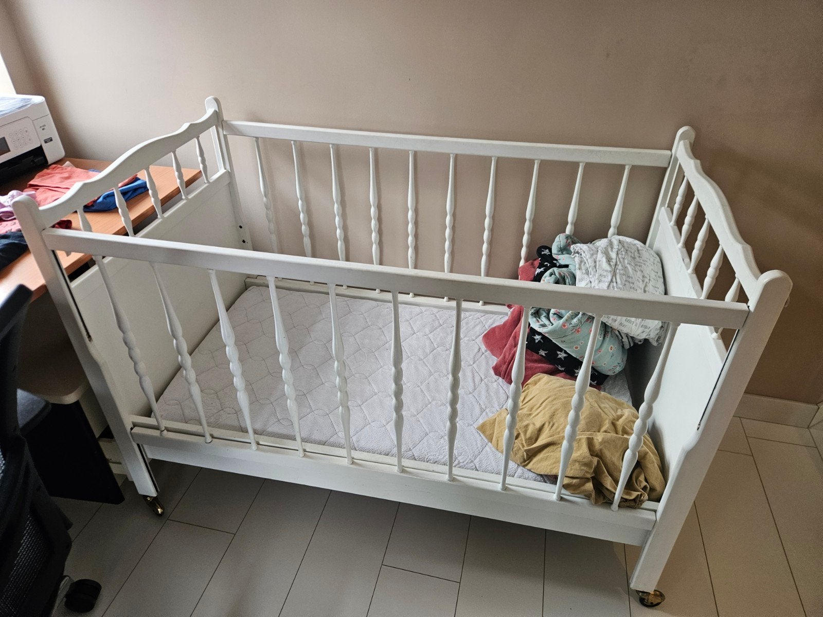 Wit houten ledikantje met matras, Ophalen of Verzenden, Gebruikt, Ledikant