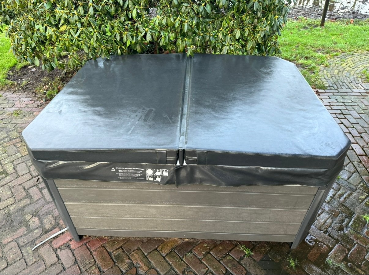 Wellis Manhattan jacuzzi met afdekcover – werking onbekend, Ophalen, Zo goed als nieuw