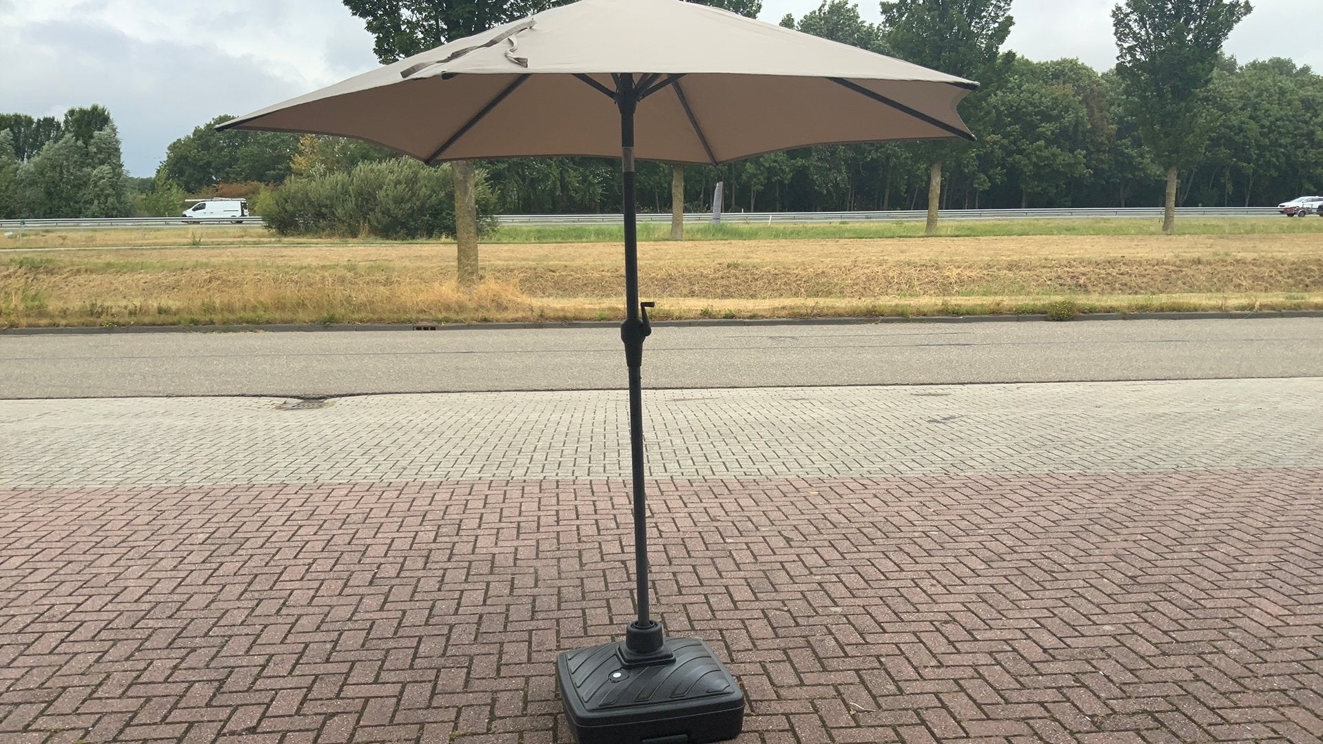 Parasol taupe diameter 250 excl. parasolvoet, Tuin en Terras, Parasols, Verzenden, Platinum BV, Zo goed als nieuw, Info@platinum.nl