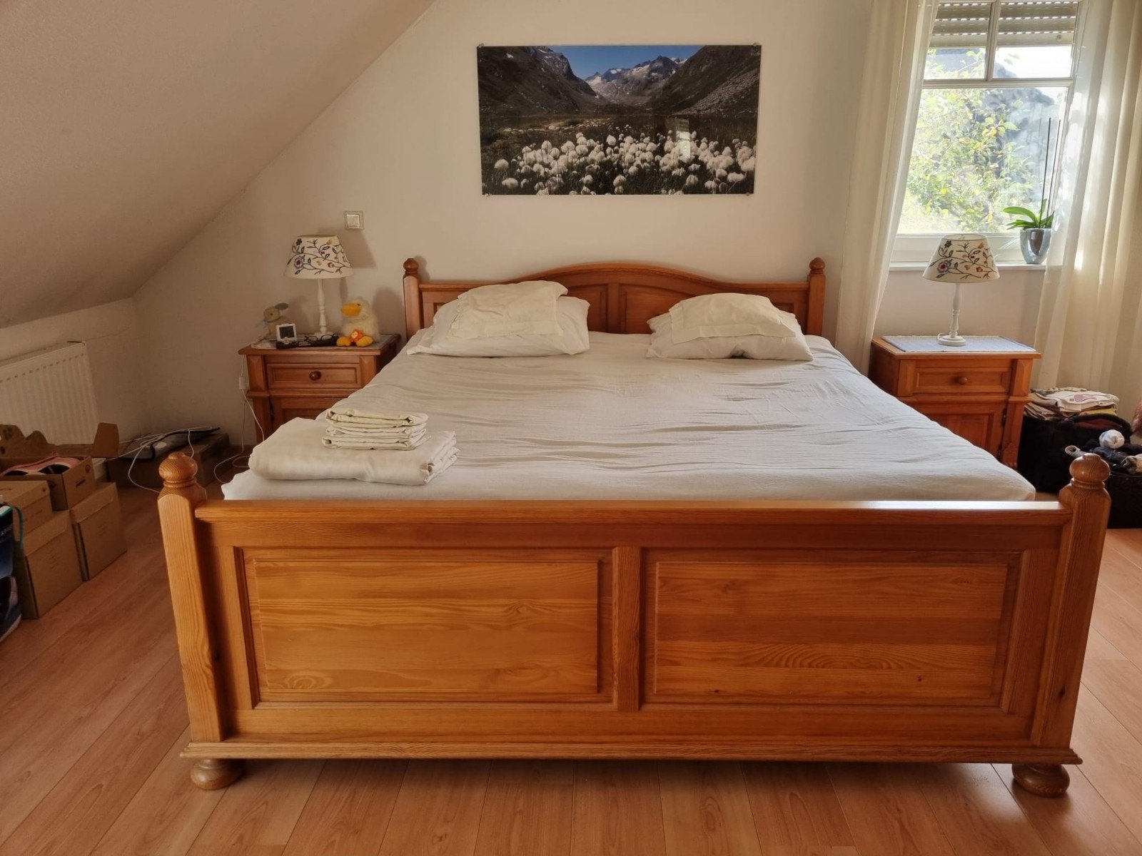 Grenen tweepersoonsbed met nachtkastjes