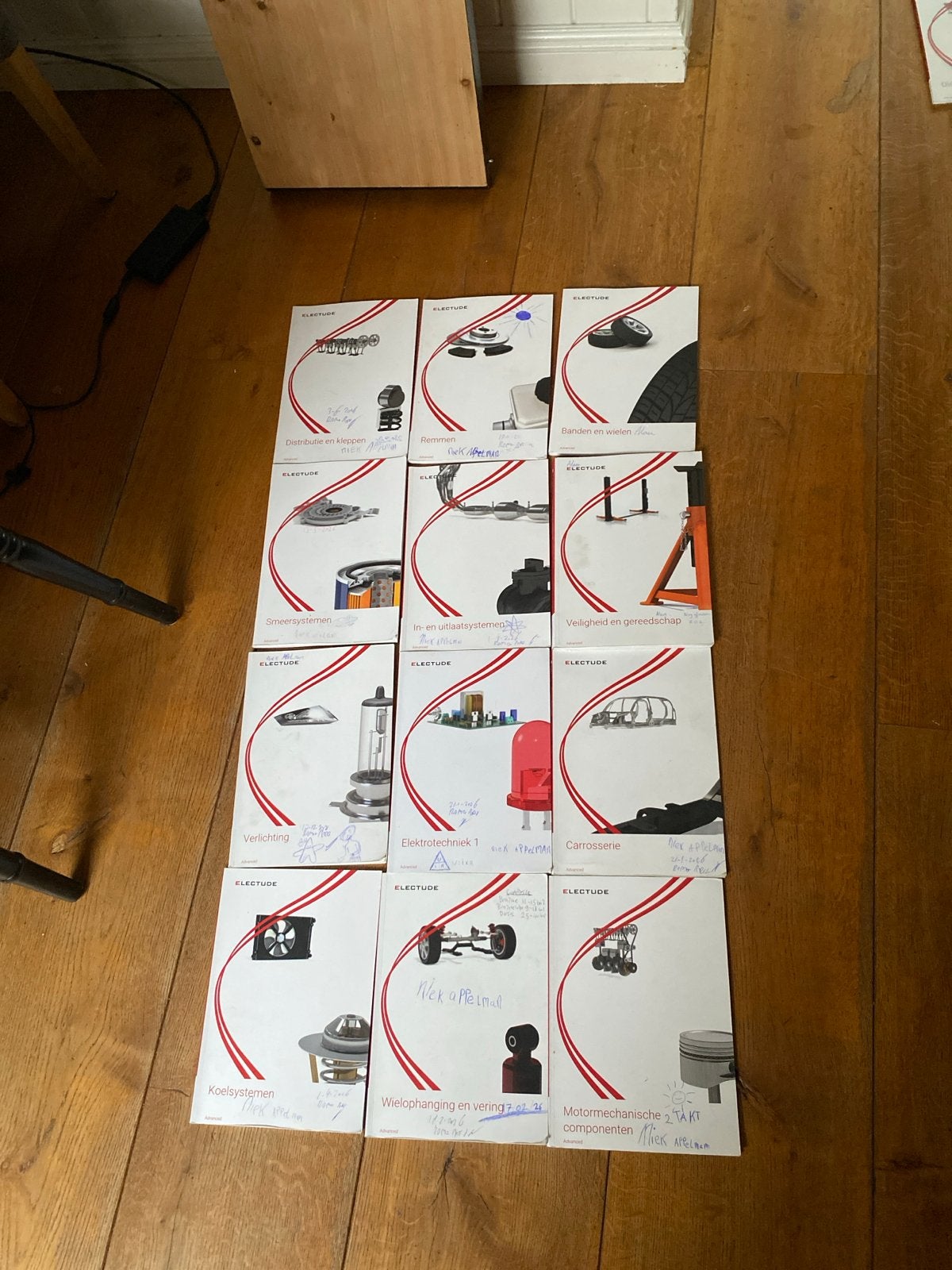 Autotechniek boeken leerjaar 1 MBO - Electude, Boeken, Ophalen of Verzenden, Beta, Gelezen, MBO