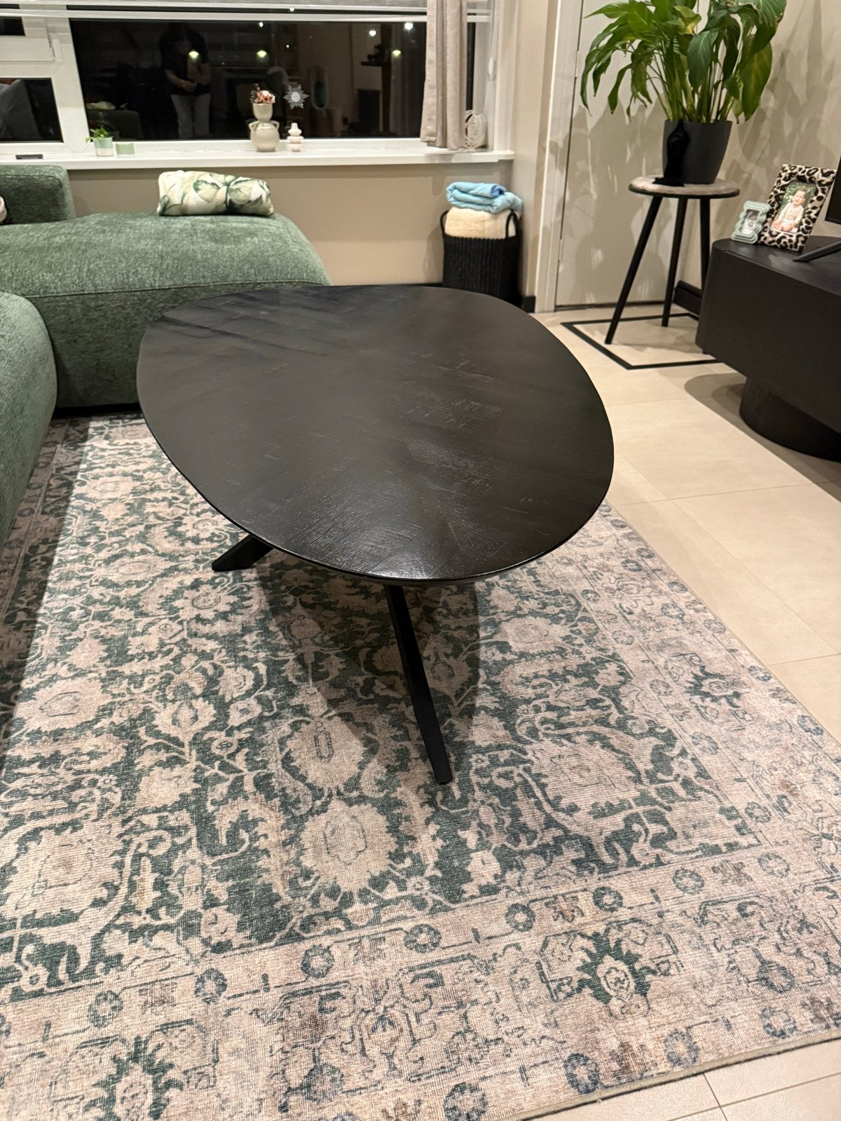 Zwarte ovale salontafel mangohout, Huis en Inrichting, Tafels | Salontafels, Ophalen, Gebruikt, 100 tot 150 cm, 50 tot 100 cm