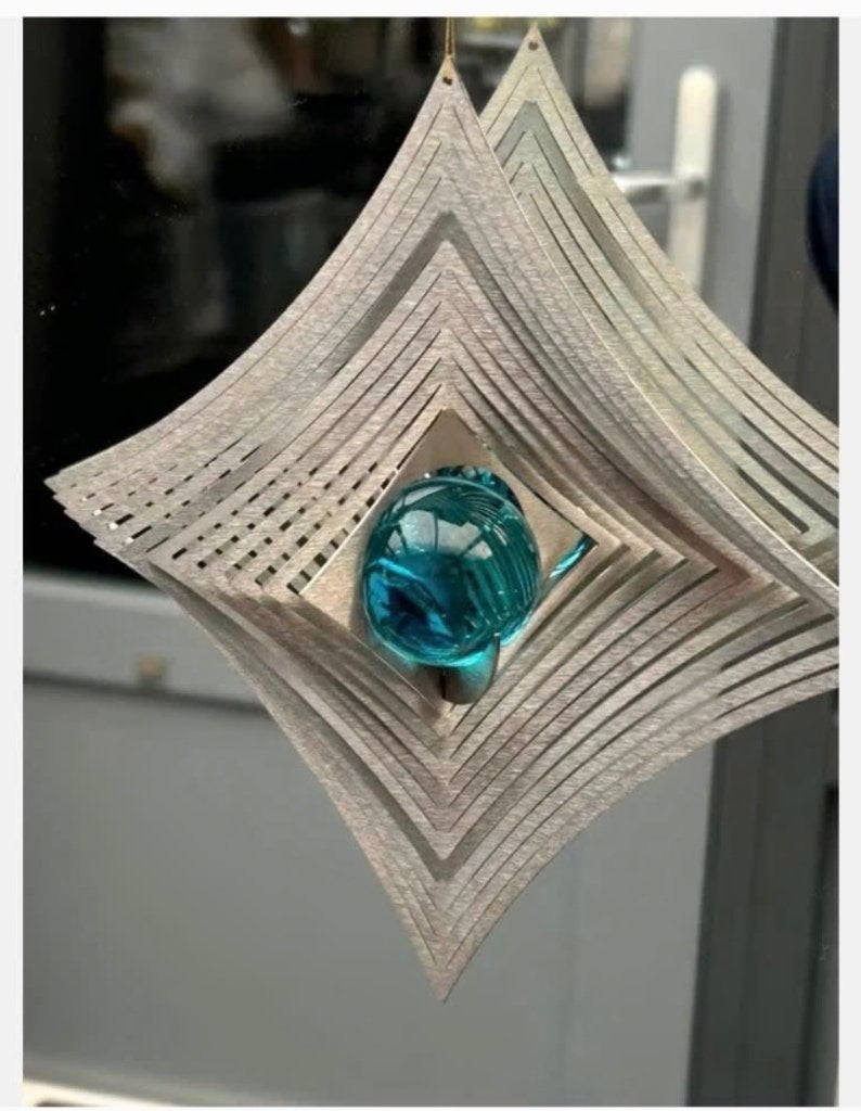 Blauwe bol metalen windvanger, draait in de wind 13 x 13 cm, Ophalen of Verzenden