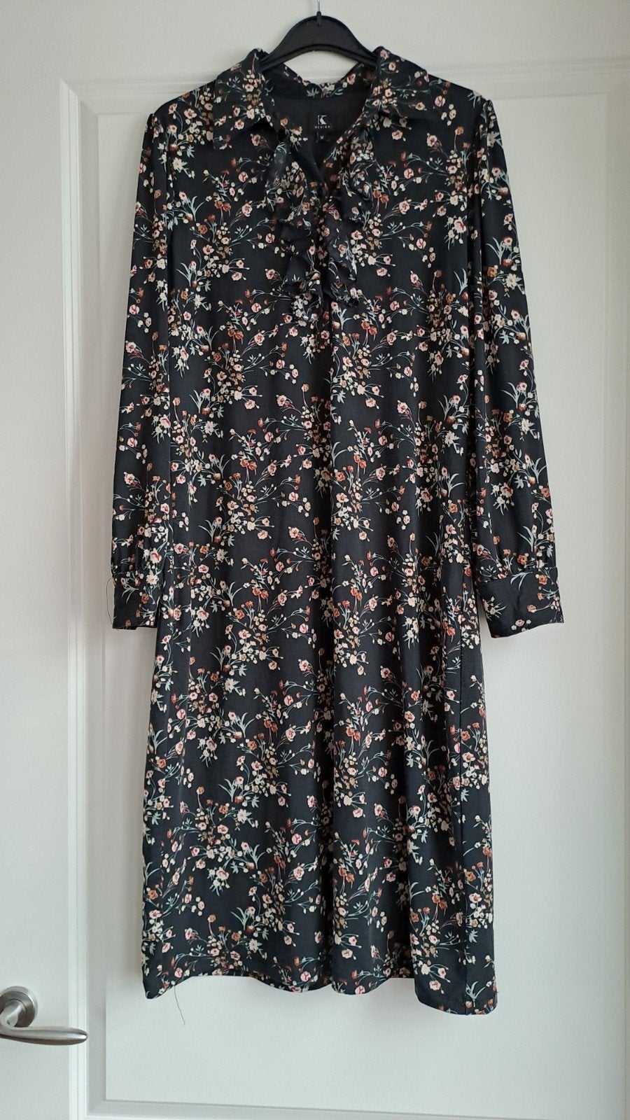 K-Design gevoerde damesjurk met bloemenprint, maat M, Maat 38/40 (M), K-design, Zwart, Ophalen of Verzenden
