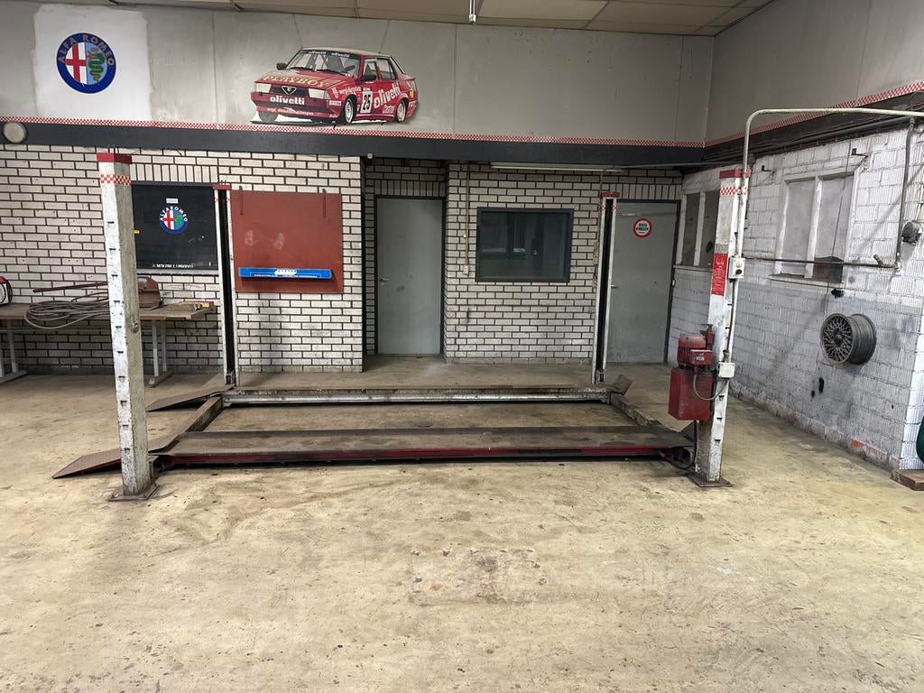 Robuuste Ravaglioli KP143 2500 kg hefbrug uit 1973, Ophalen