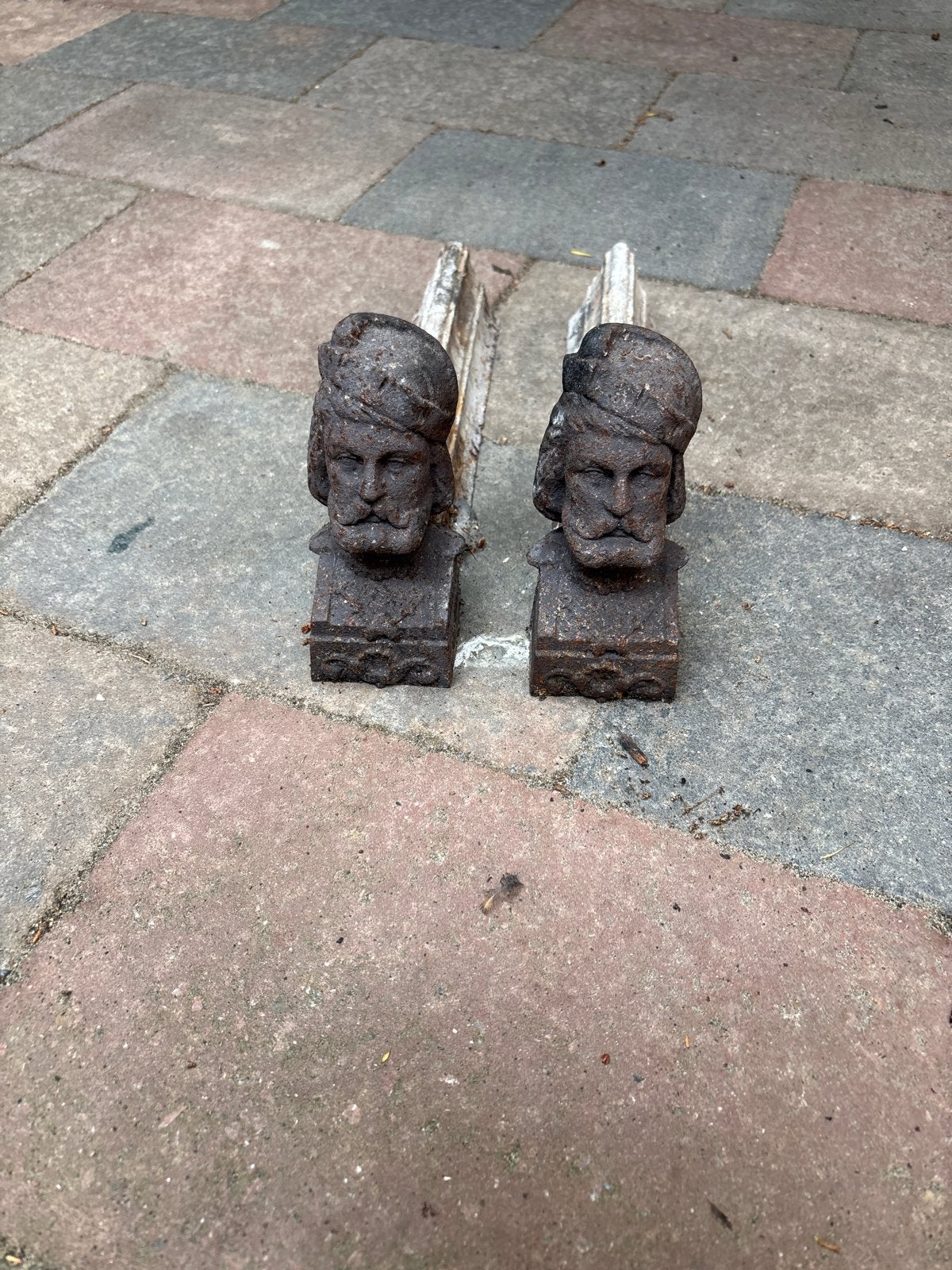 Antieke gietijzeren vuurbokken met hoofden, Antiek en Kunst, Ophalen