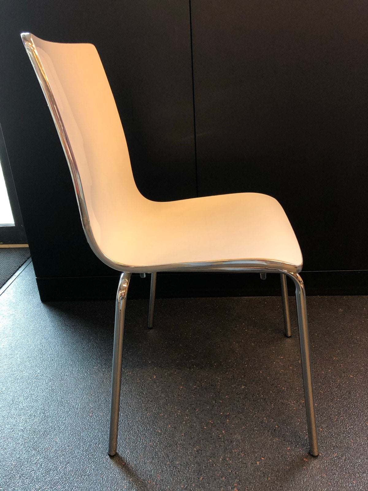 Moderne Keukenstoelen met Hoogglans Zitting en Metalen Poten, Ophalen, Kunststof, Gebruikt, Wit