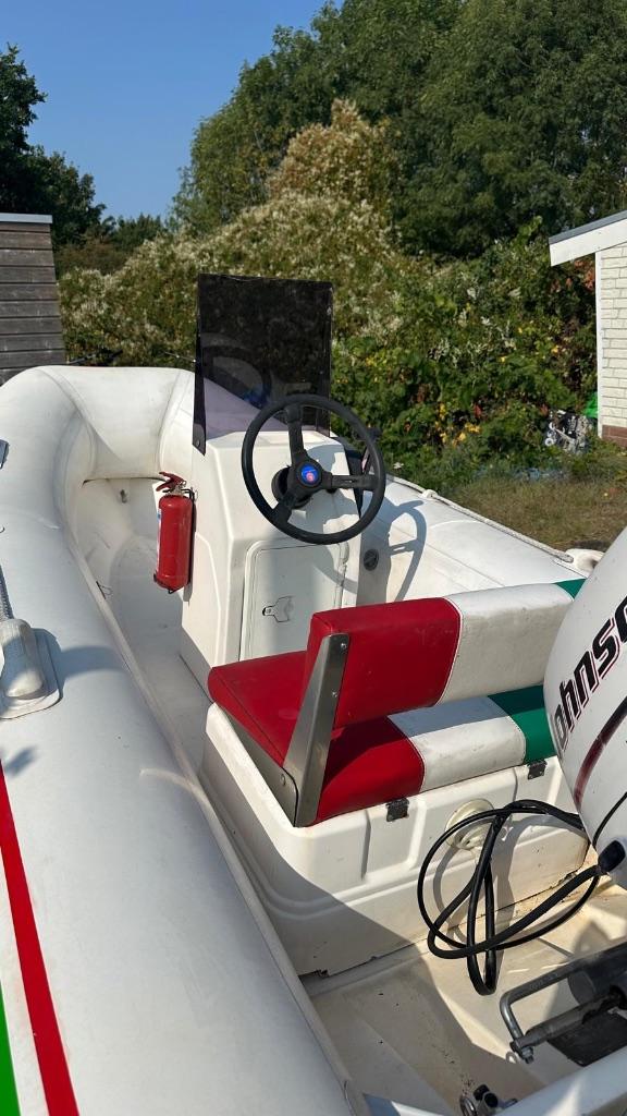 nette RIB / opblaasboot met 9.9 pk Johnson 4-takt + trailer, Watersport en Boten, Gebruikt, 4 m, Inclusief motor, 10 pk