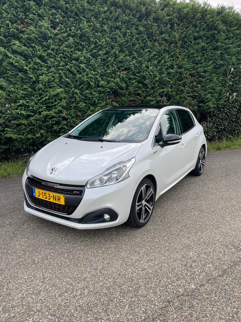 Peugeot 208 GT Line | Panodak | Stoelverw. | CarPlay, Voorwielaandrijving, 40 €/maand, Euro 6, Handgeschakeld