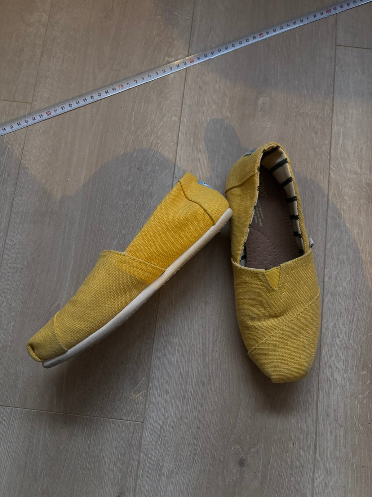 Gele Toms, Kleding | Dames, Schoenen, Geel, Ophalen of Verzenden, Espadrilles of Moccasins, Gedragen