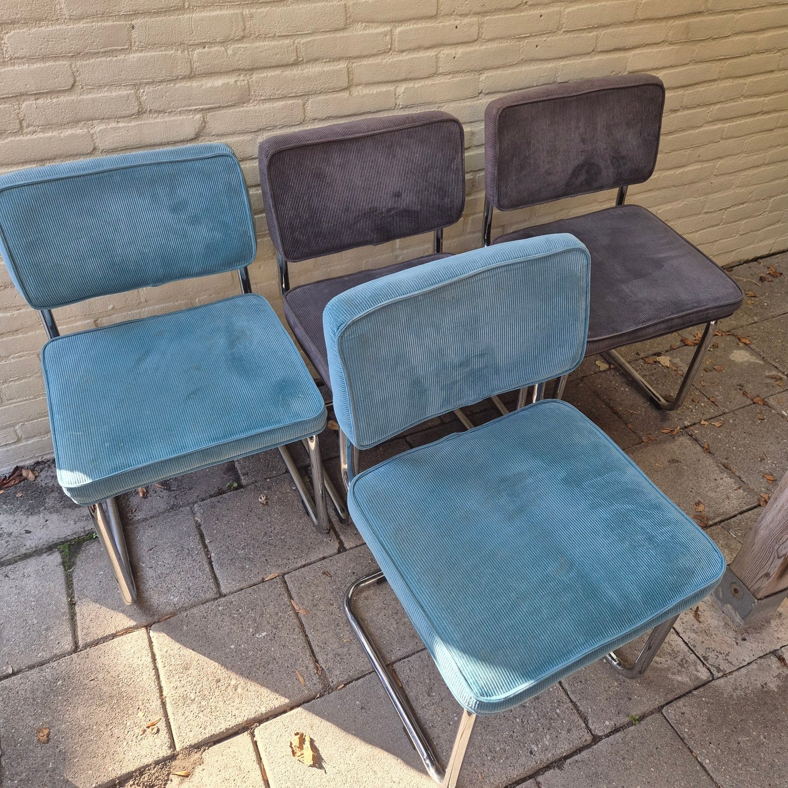 Set 4 ribstof eetkamerstoelen - 2 blauw turquoise 2 grijs, Ophalen, Gebruikt, Metaal, Vier