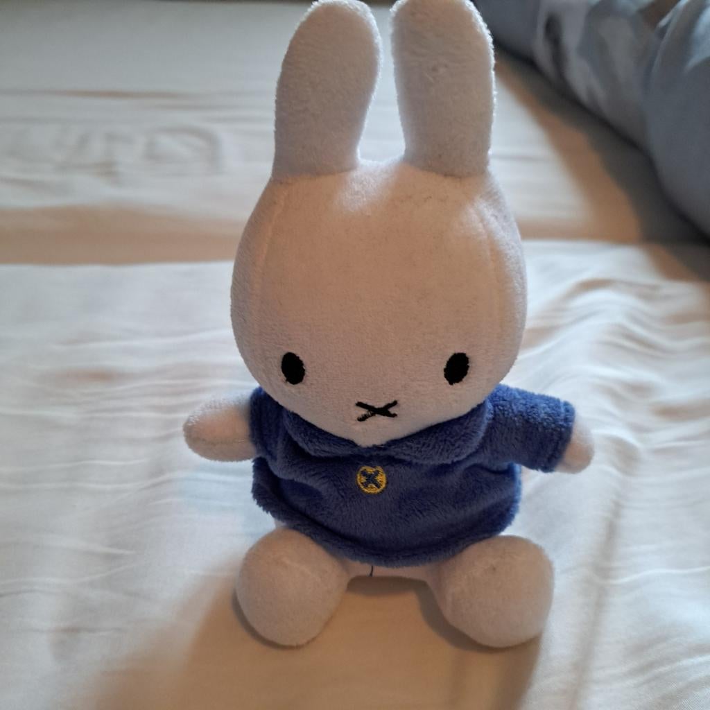 Nijntje knuffel met blauw truitje - Zo goed als nieuw, Overige merken, Konijn, Nijntje, Ophalen of Verzenden