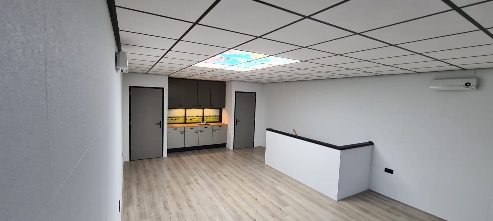 Te Huur . Multifunctionele bedrijfsruimte op bovenverdieping, Huur, Bedrijfsruimte