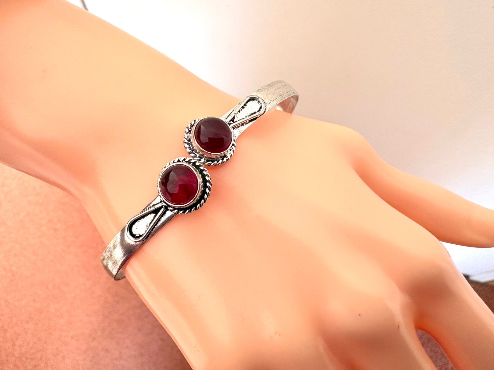 Rode steen zilver open armband bangle verstelbaar sukasa, Verzenden, Nieuw, Rood, Zilver