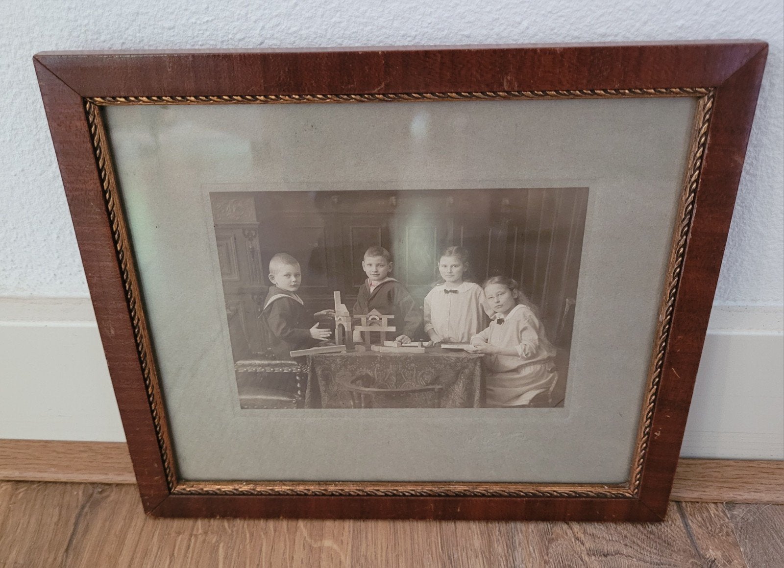 Houten fotolijst met sierrand en oude foto H 22,5 x B 26 cm., Ophalen of Verzenden