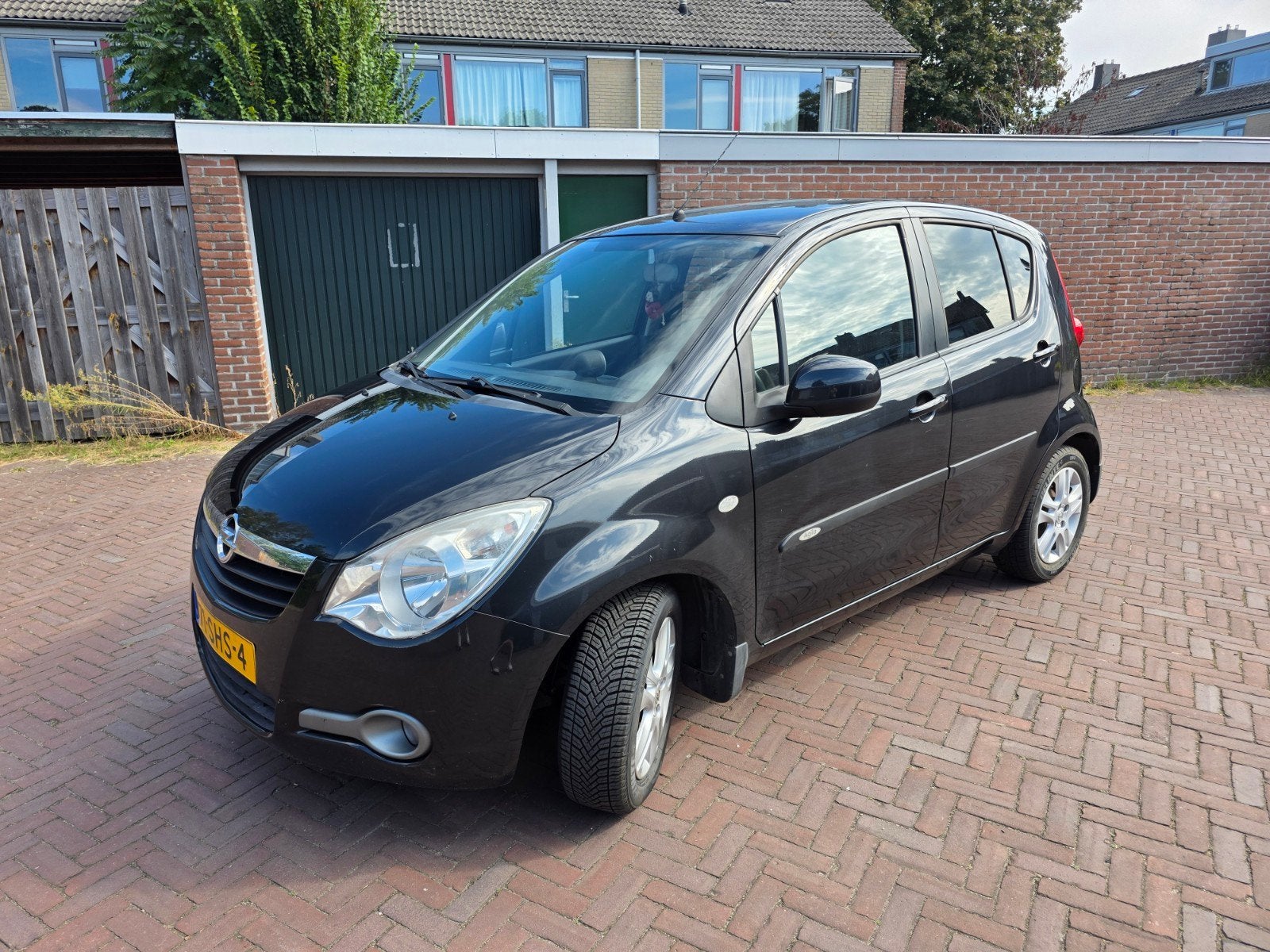 Opel Agila 1.2 16V 69KW 2011 Zwart, Auto's, Voorwielaandrijving, Stof, 40 €/maand, 4 cilinders