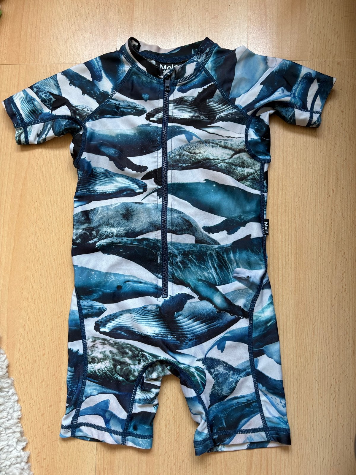 Molo UV-zwempak met walvissenprint -98/104, Badpak, Overige maten, Ophalen of Verzenden, Zo goed als nieuw