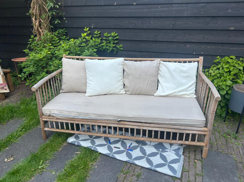 Bamboo bank incl matras en kussens (rits matras kapot), Ophalen, Gebruikt