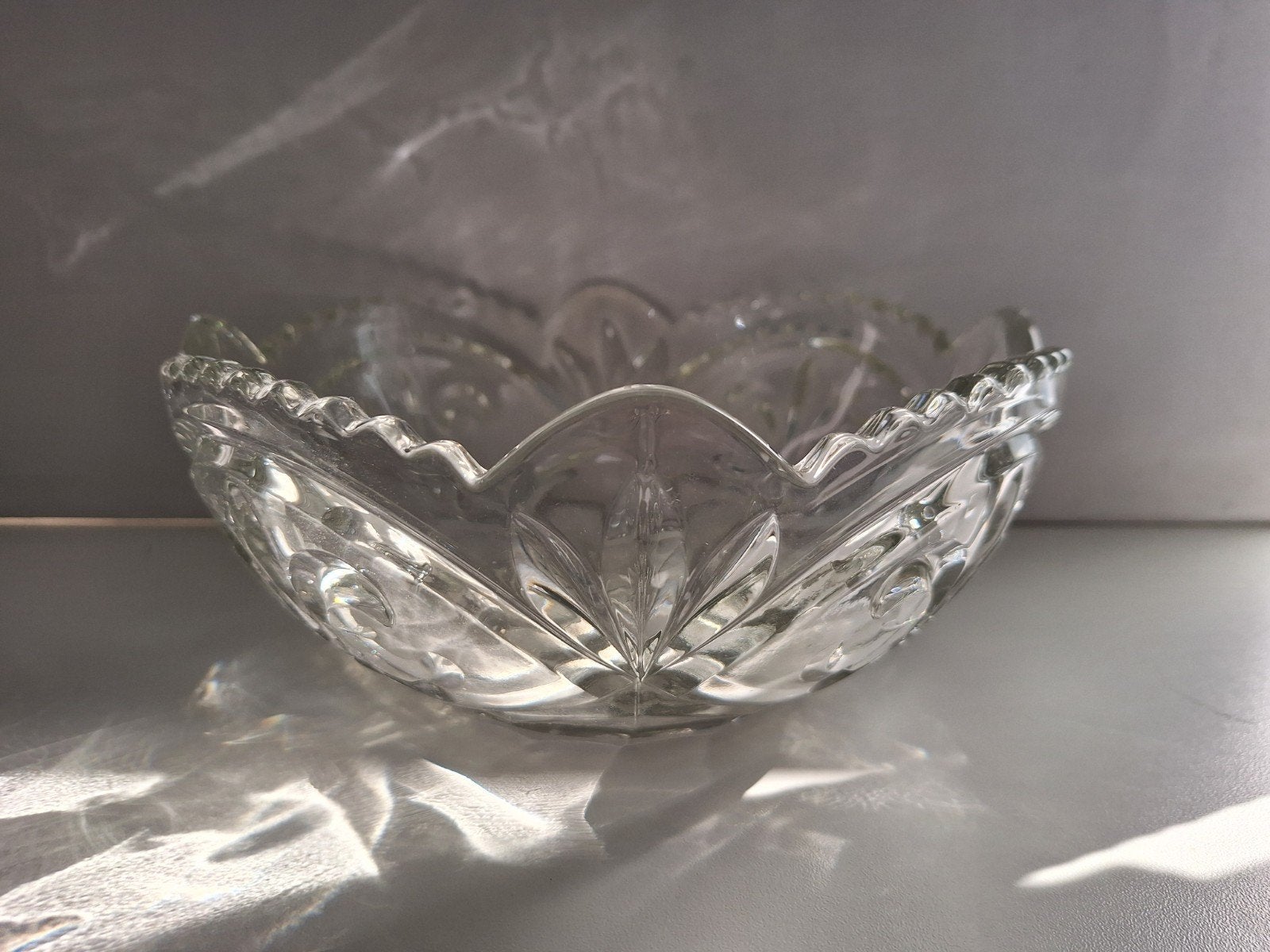 Glazen schaal met Franse lelie decoratie, Ophalen of Verzenden
