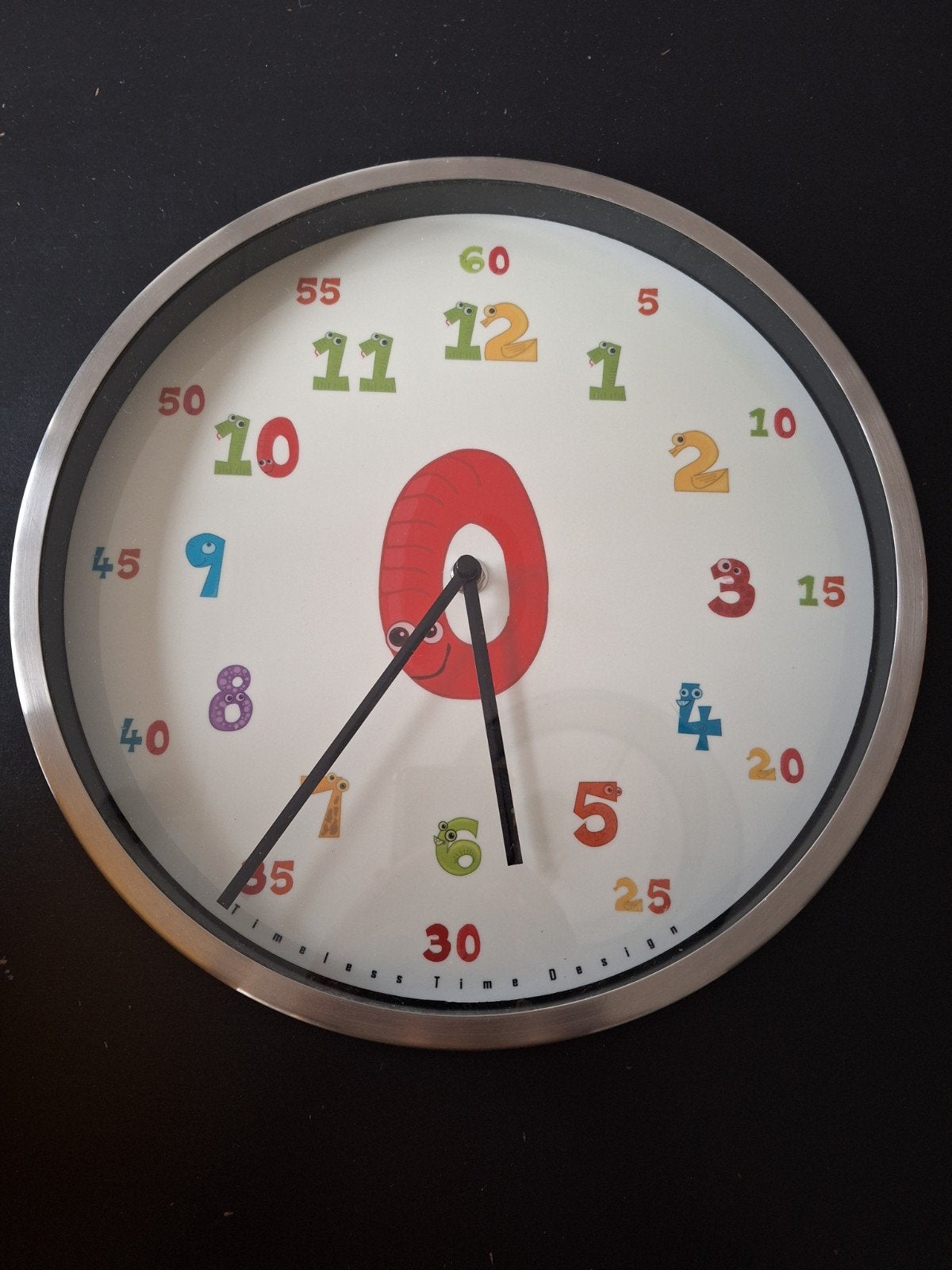 Leuke kinderwandklok met vrolijke cijfers, Ophalen, Analoog, Werkt op batterijen, Zo goed als nieuw