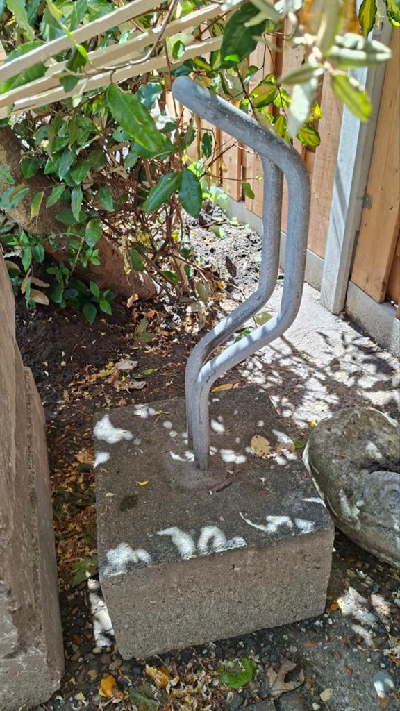 Fietsbeugel met betonvoet, Ophalen, Gebruikt