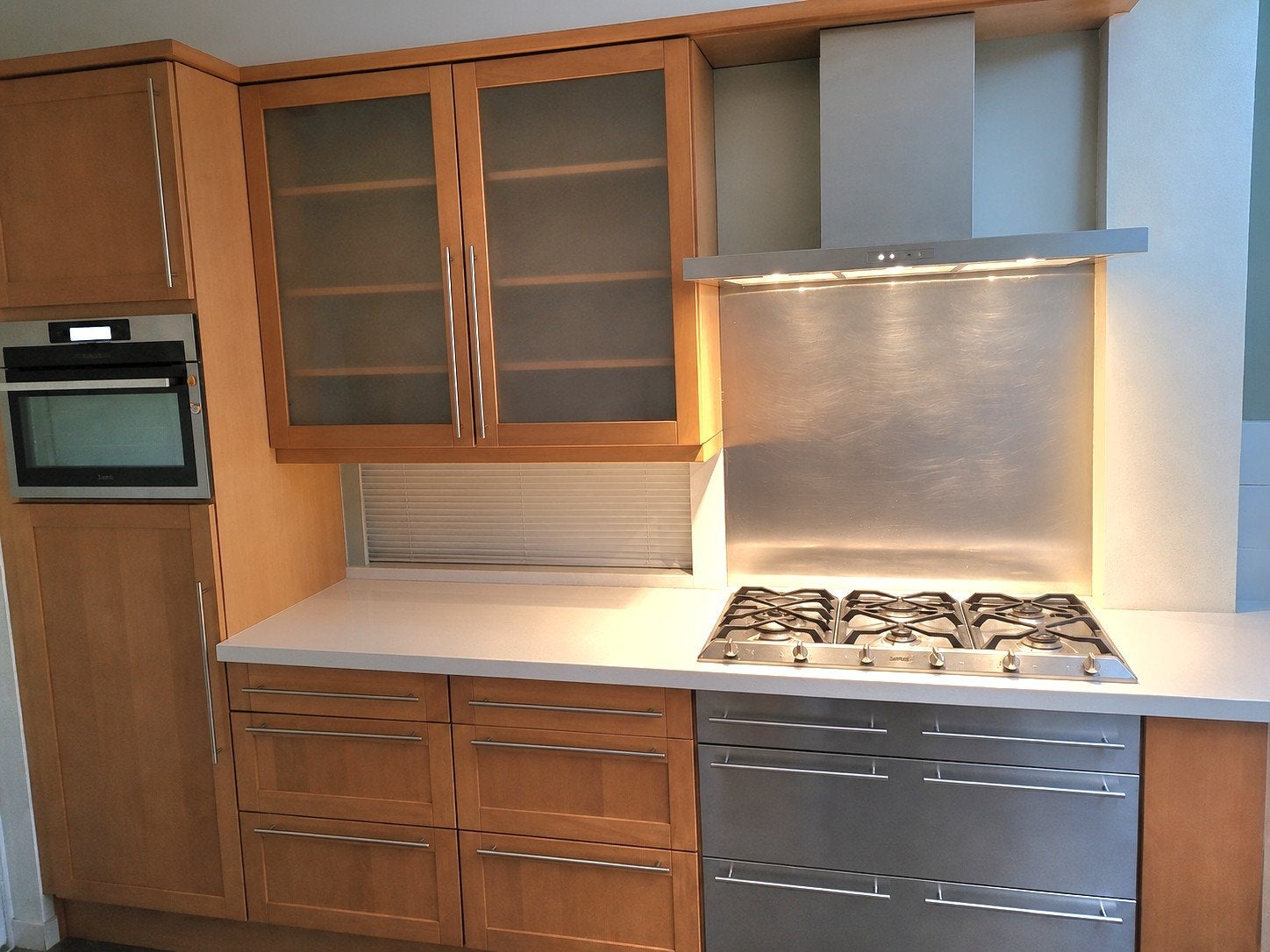 Complete keuken, gratis, per 17/08., Huis en Inrichting, Keuken | Complete keukens, Ophalen of Verzenden, Gebruikt, Bruin, Composiet