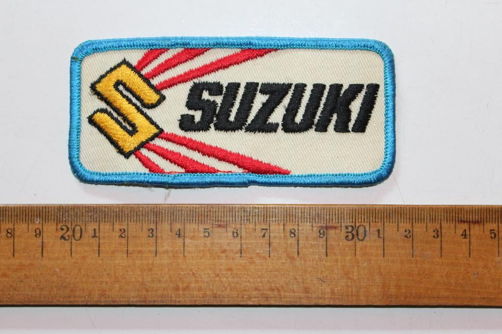S - Suzuki - motor - Badge / patch, Verzenden, Zo goed als nieuw, Motoren