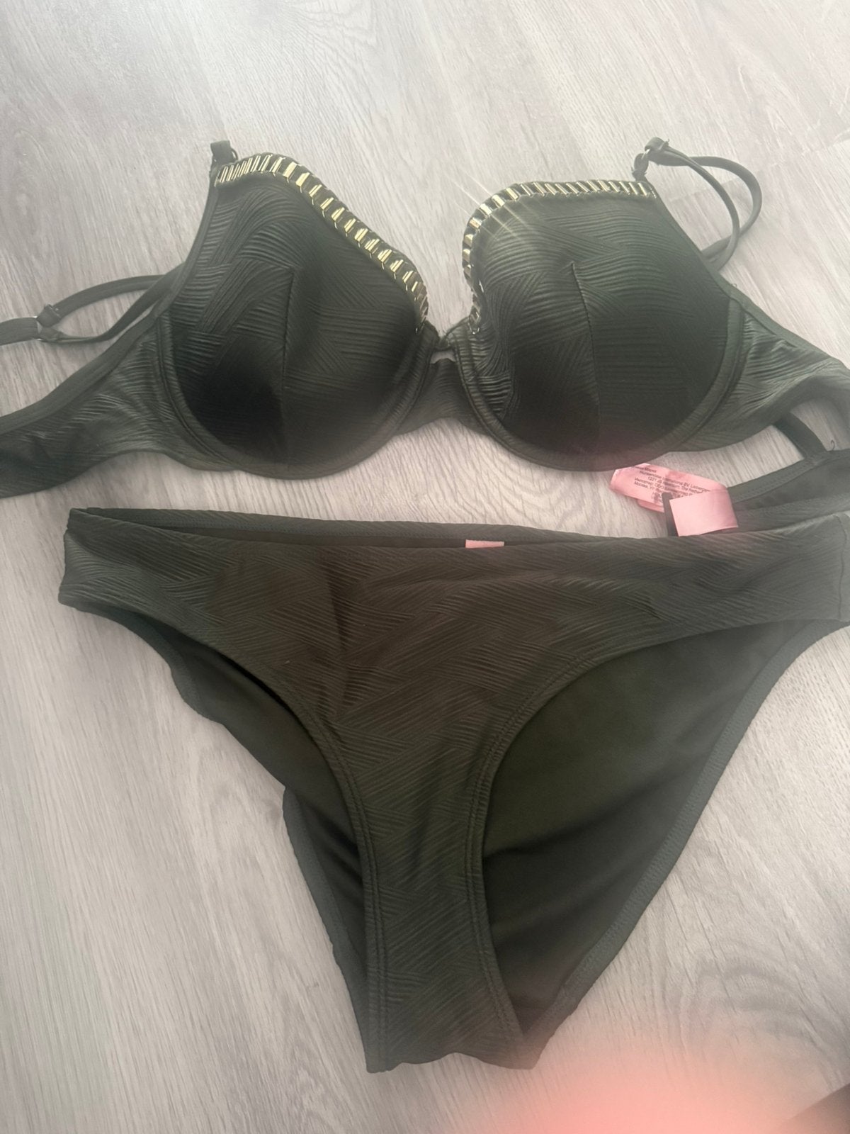 Olijfgroene bikini met gouden ketting maat 85c/38 nieuw, Ophalen of Verzenden, Zo goed als nieuw, Bikini