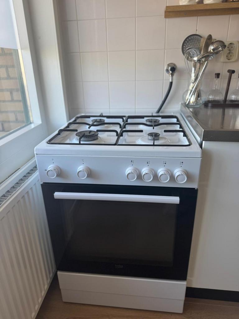 Beko Fornuis met Gasfornuis en Oven - Wit, 60 cm of meer, Zo goed als nieuw, Gas, Vrijstaand