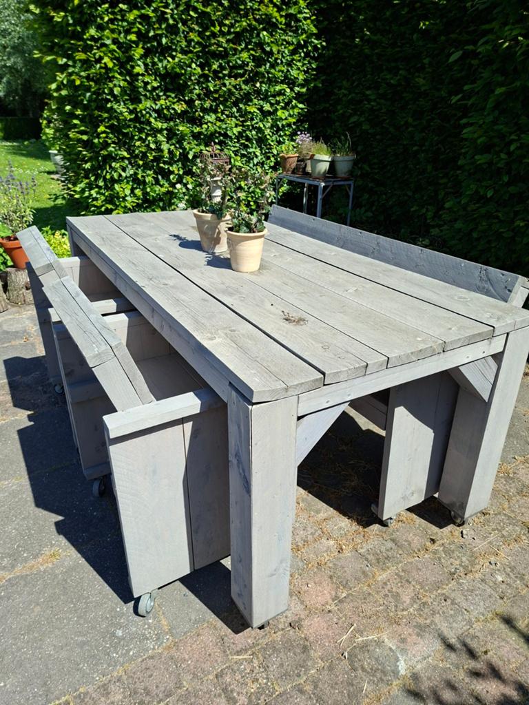Stevige houten tafel met bankjes op wielen, Tuin en Terras, Overige Tuin en Terras, Gebruikt, Ophalen of Verzenden