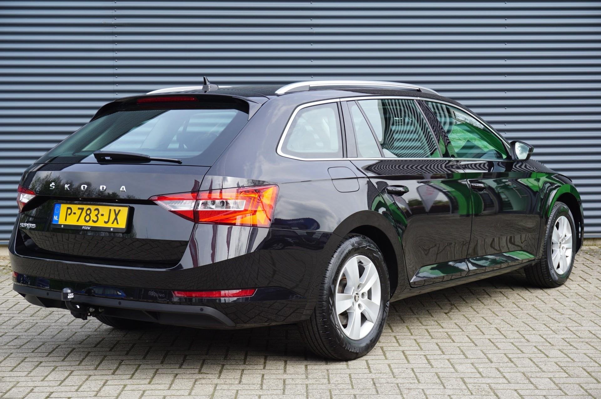 Skoda Superb Combi 1.5 TSI 150pk DSG Business Edition | Trek, 12 maanden, Stof, 4 cilinders, Zwart