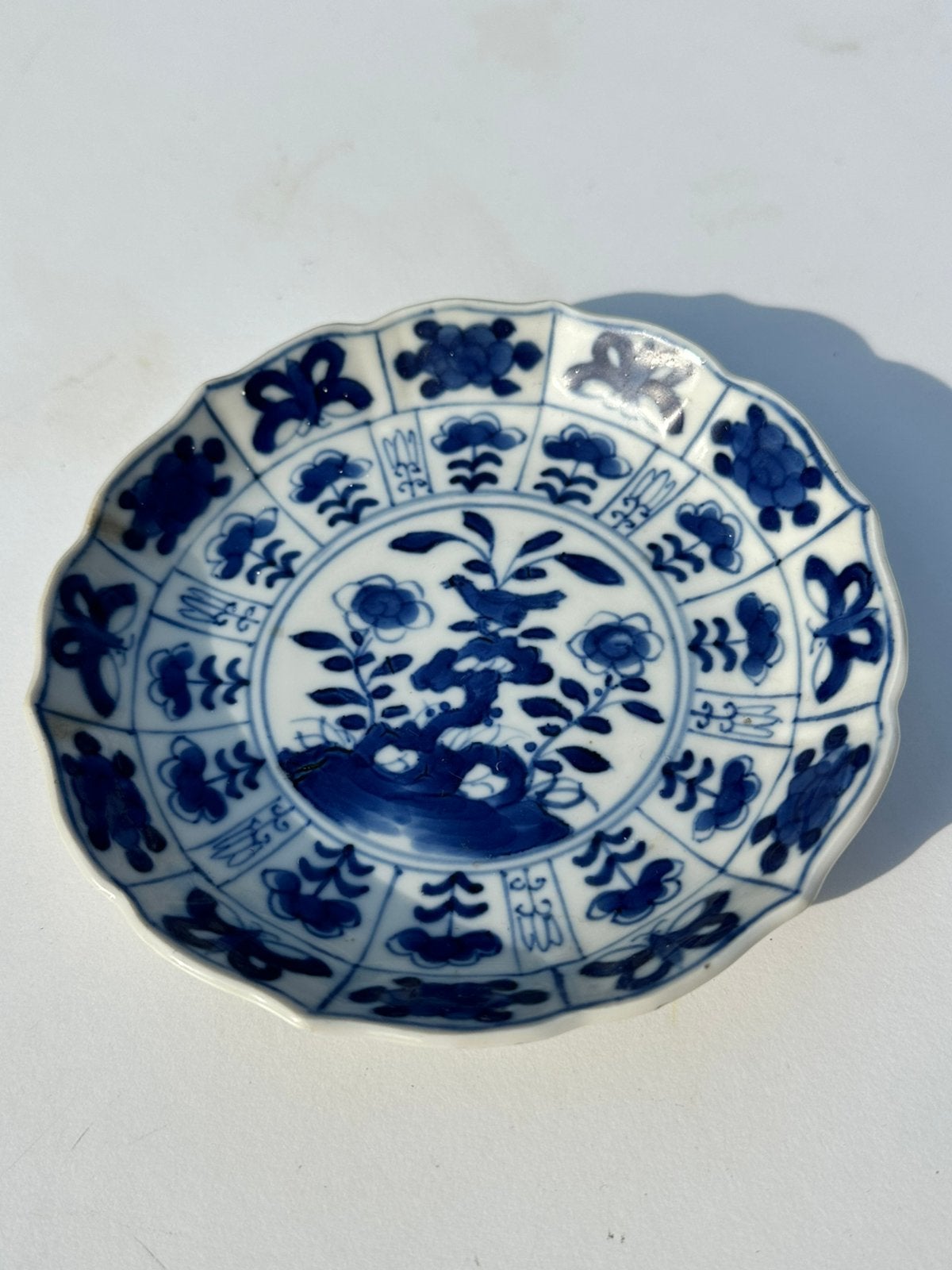 Chinees blauw- wit porseleinen schoteltje Kangxi- periode, Ophalen