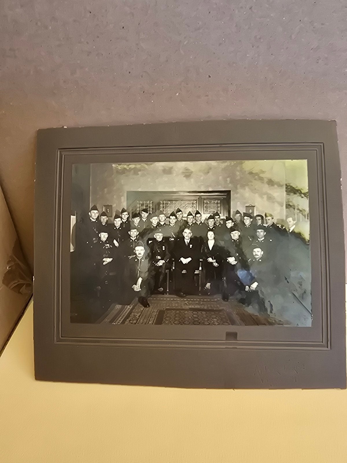 Vintage foto: Groep mannen in uniform, mogelijk militairen, Gebruikt, Verzenden, Foto, Voor 1940