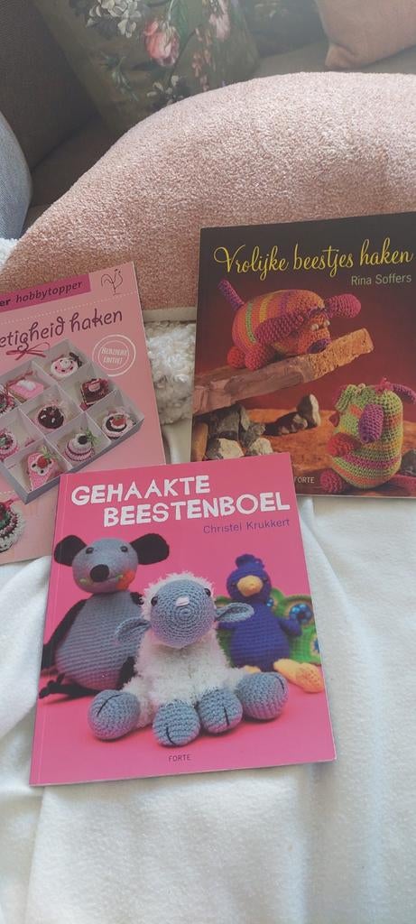 3 haakpatroon-boekjes o.a gehaakte beesten boel, Ophalen of Verzenden, Haken, Patroon of Boek